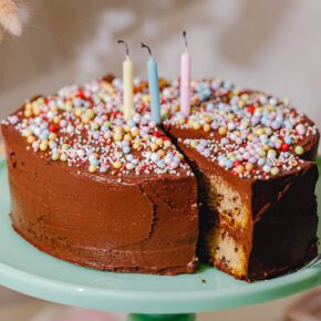 Veganer Geburtstagskuchen mit Schoko-Frosting