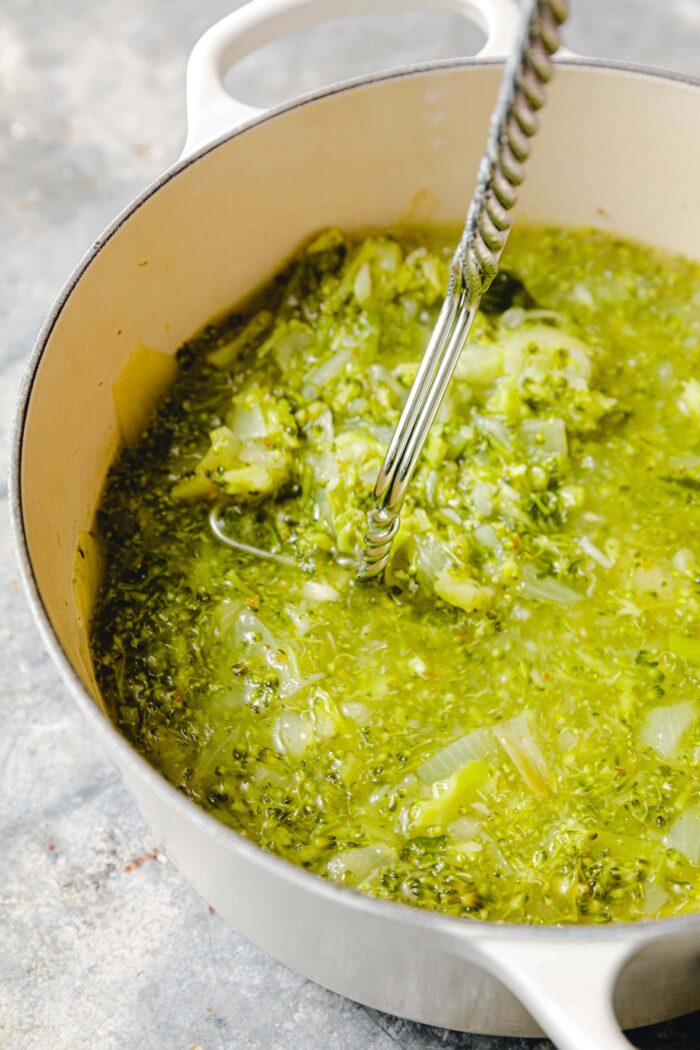 Zubereitung vegane Brokkolisuppe mit Orzo