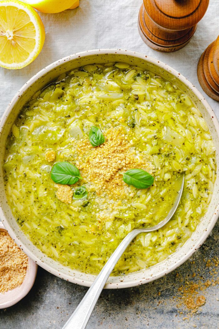 Vegane Brokkolisuppe mit Orzo