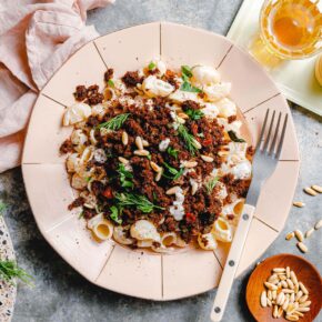 Macarona bil laban – arabische Pasta mit Joghurtsauce und veganem Hack