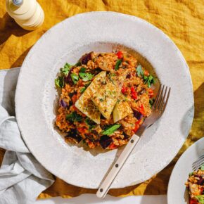 Auberginen-Pilaf mit veganem Halloumi