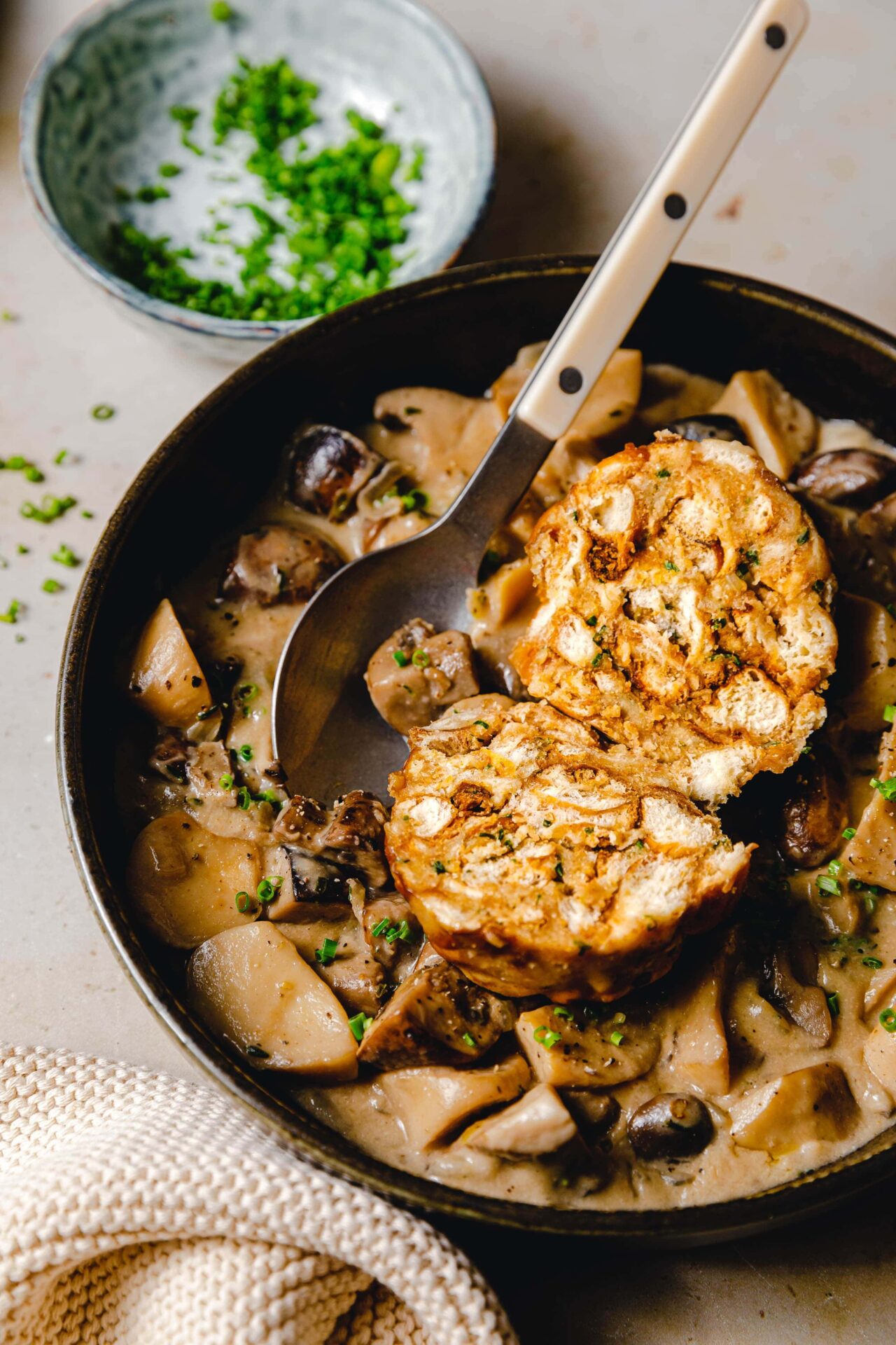 Vegane Brezenknödel mit Pilzrahmsauce · Eat this!