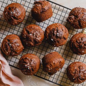 Vegane Doppel-Schoko-Muffins mit Banane & Haselnuss