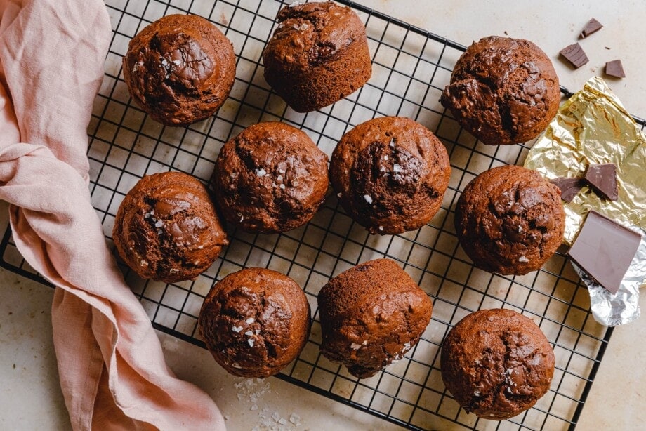 Vegane Doppel-Schoko-Muffins mit Banane &amp; Haselnuss · Eat this!