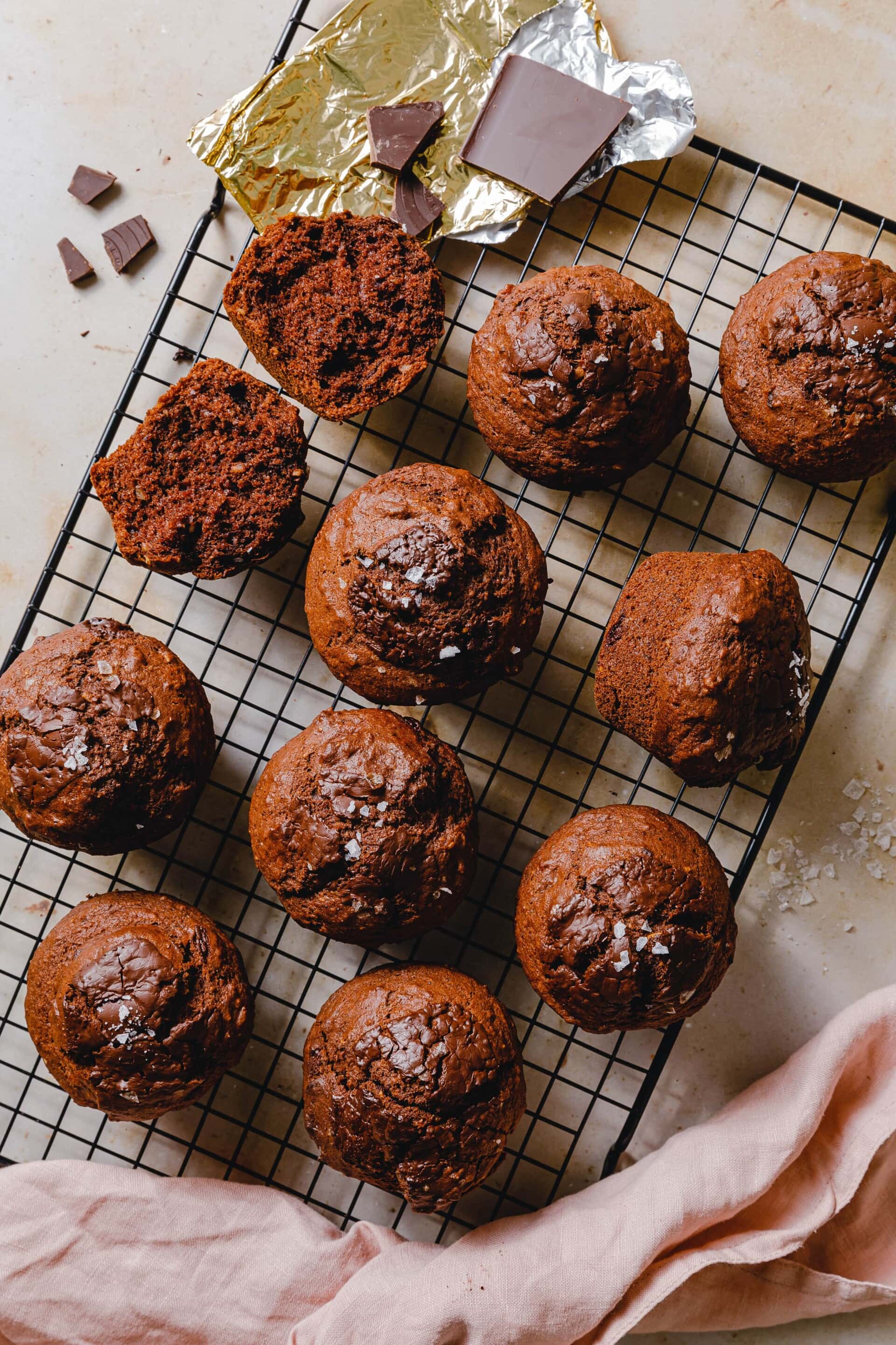 Vegane Doppel-Schoko-Muffins mit Banane & Haselnuss · Eat this! Vegane Doppel-Schoko-Muffins mit Banane & Haselnuss · Eat this!