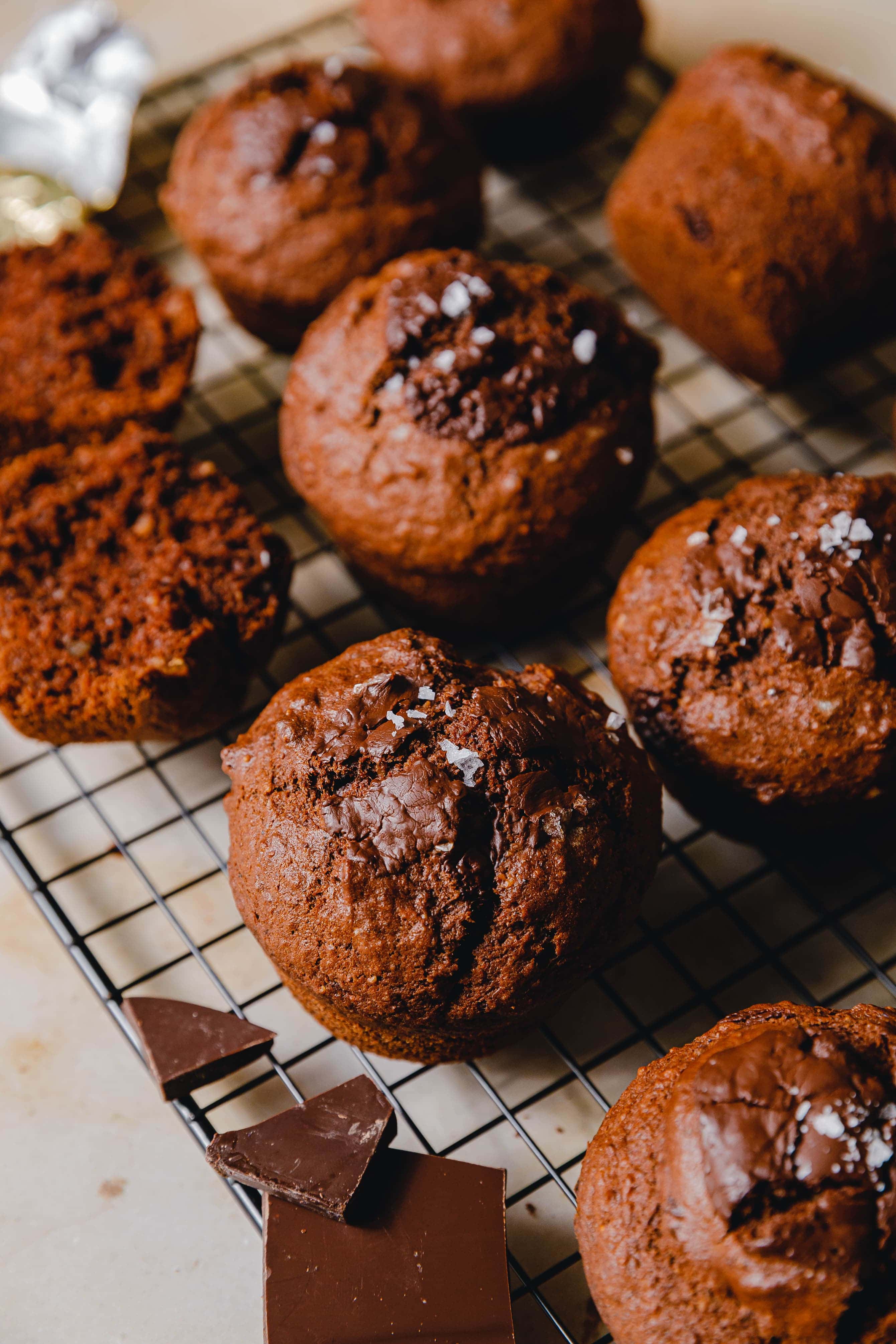 Vegane Doppel-Schoko-Muffins mit Banane &amp; Haselnuss · Eat this!
