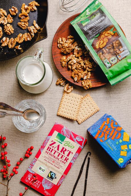 Vegane Walnuss-Panna-cotta mit Schokoladen-Ganache · Eat this!