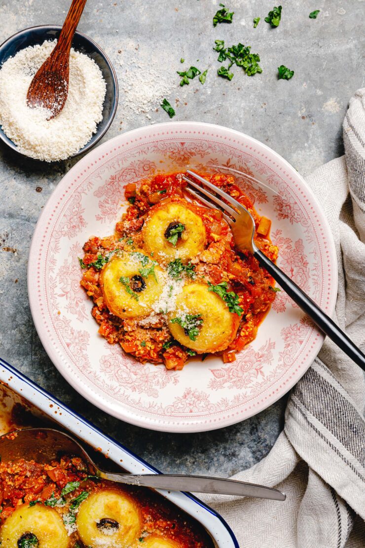 Knödel-Auflauf mit veganer Winter-Bolognese · Eat this! Foodblog Knödel-Auflauf mit veganer Winter-Bolognese · Eat this! Foodblog