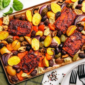 Pfeffer-Tofu-Steaks und Antipasti-Gemüse vom Blech