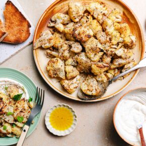 Gerösteter Blumenkohl mit Zatar & veganer Feta-Creme