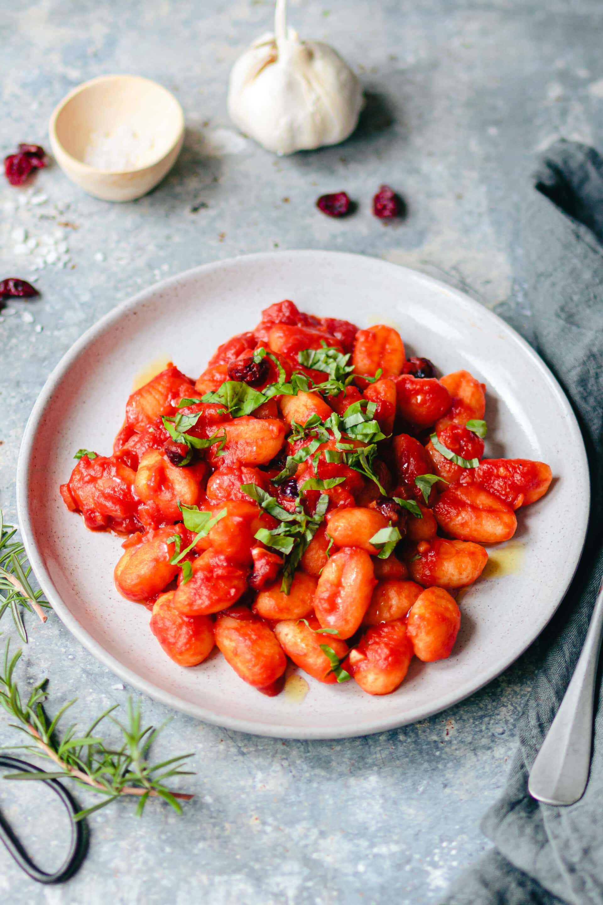Gnocchi mit Tomaten-Cranberry-Sauce · Eat this! Vegane Rezepte