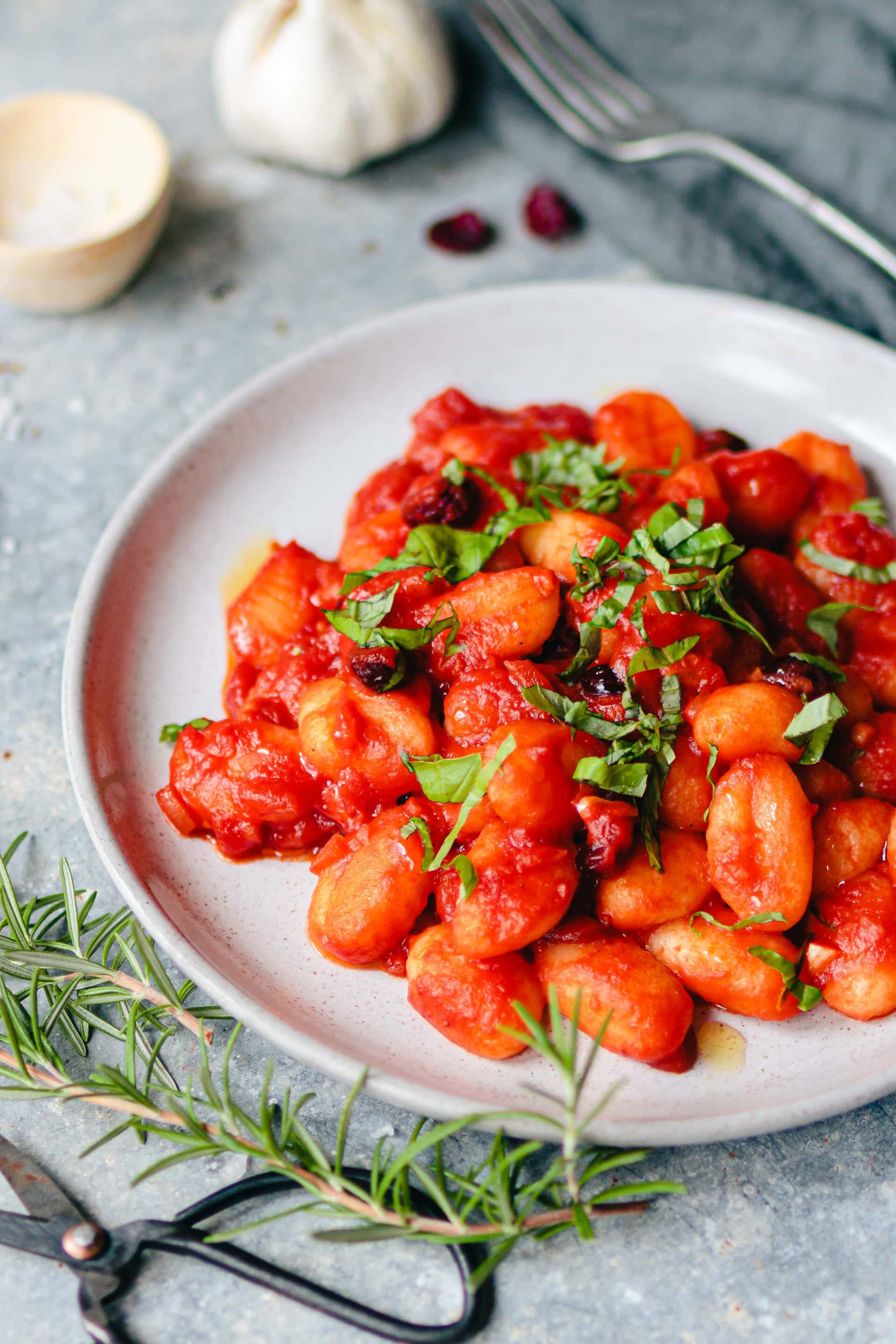 Gnocchi mit Tomaten-Cranberry-Sauce · Eat this! Vegane Rezepte