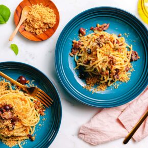Spaghetti allo Scammaro – Pasta mit Rosinen, Oliven & Kapern