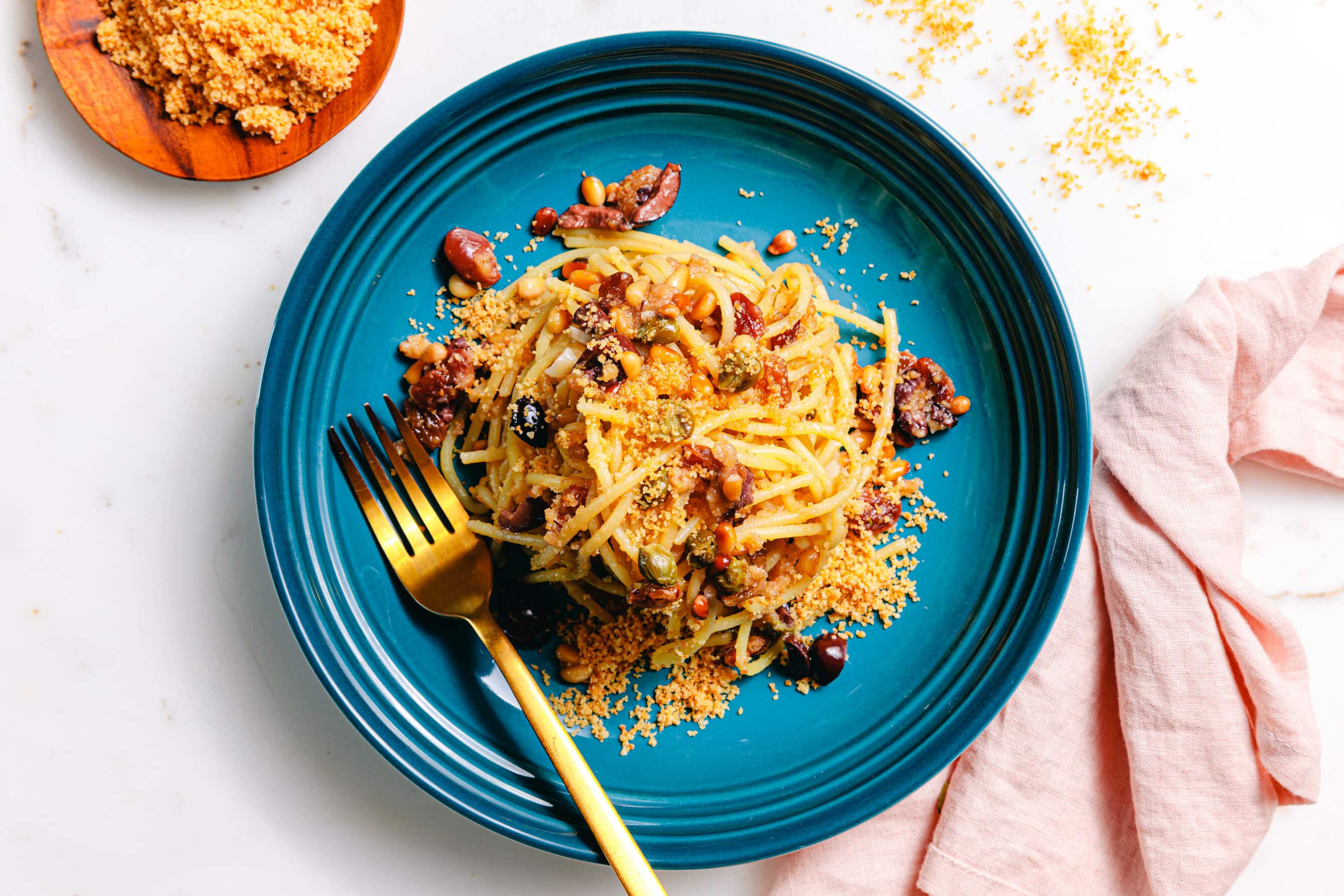 Spaghetti allo Scammaro – Pasta mit Rosinen, Oliven & Kapern · Eat this! Spaghetti allo Scammaro – Pasta mit Rosinen, Oliven & Kapern · Eat this!