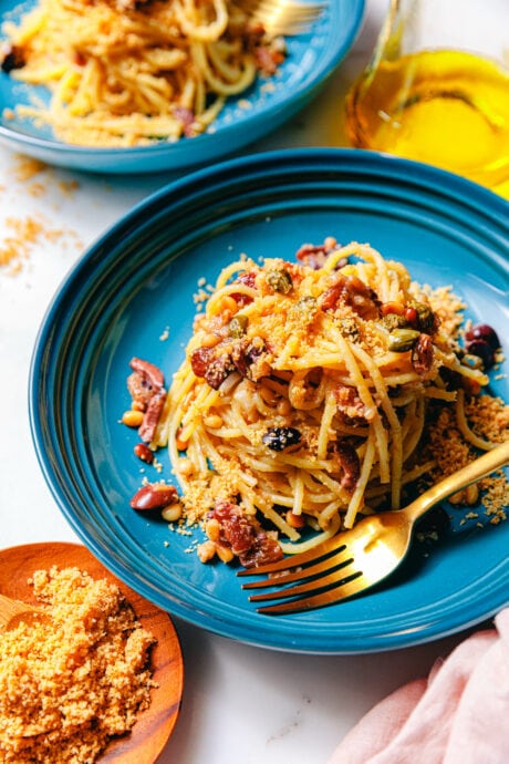 Spaghetti allo Scammaro – Pasta mit Rosinen, Oliven & Kapern