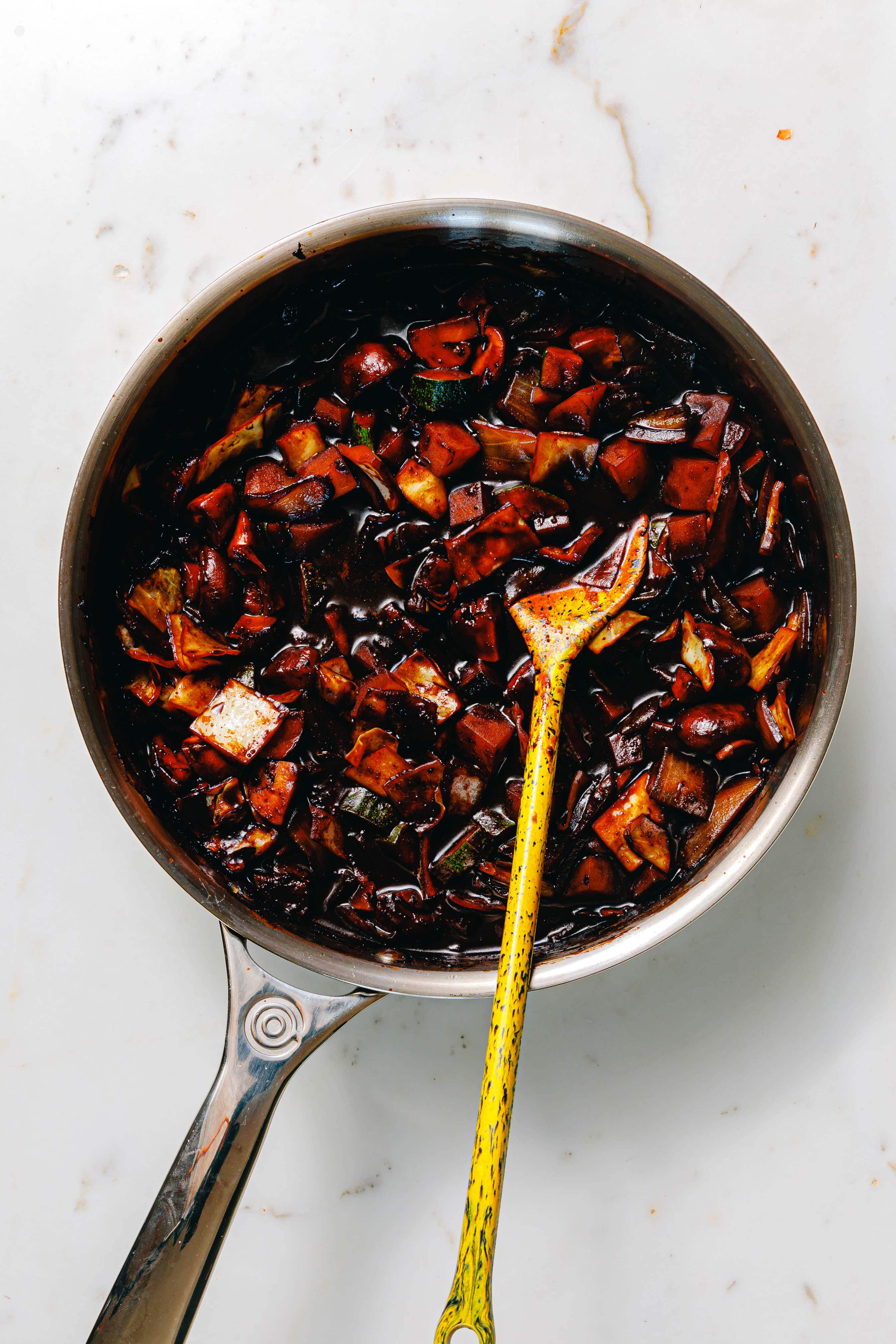 Vegane Jjajangmyeon – koreanische Nudeln mit schwarzer Bohnensauce und ... Vegane Jjajangmyeon – koreanische Nudeln mit schwarzer Bohnensauce und ...