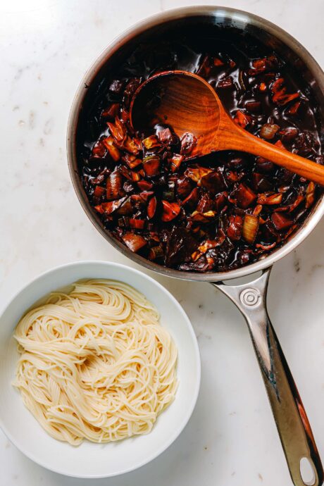 Vegane Jjajangmyeon – koreanische Nudeln mit schwarzer Bohnensauce und ...