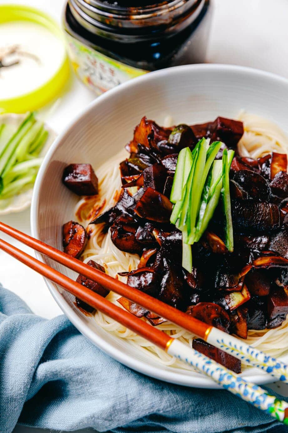 Vegane Jjajangmyeon – koreanische Nudeln mit schwarzer Bohnensauce und ... Vegane Jjajangmyeon – koreanische Nudeln mit schwarzer Bohnensauce und ...