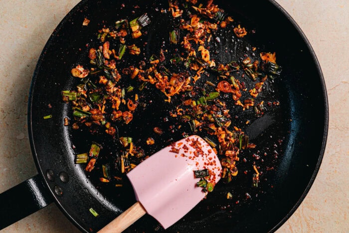 Angebratene Frühlingszwiebeln