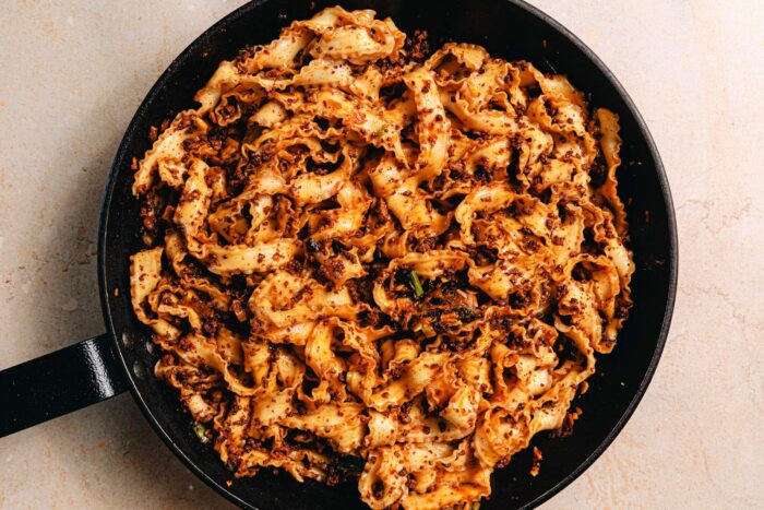 Chili-Knoblauch-Nudeln vermengen