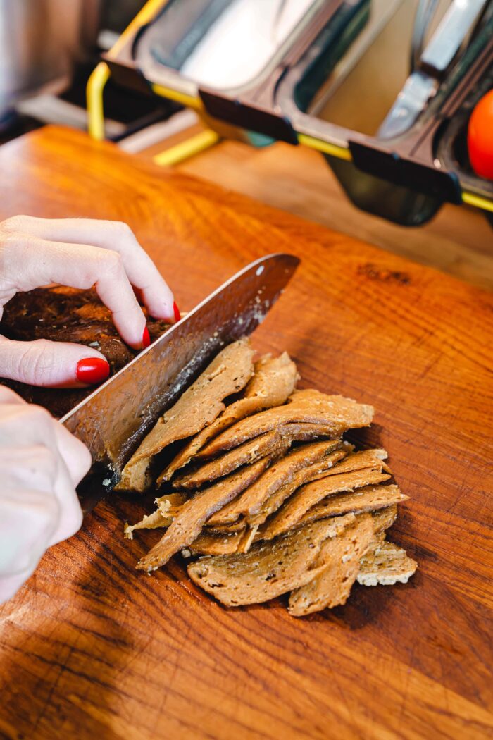 Seitan-Dönerfleisch schneiden