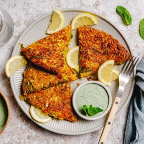 Curry-Spitzkohl-Pancakes mit Minz-Joghurt