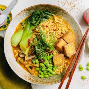 15 Minuten Kokos-Curry-Ramen