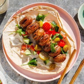 Saftigste gegrillte Pilzspieße mit Knoblauch-Dip