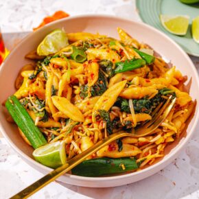 Scheren-Nudeln mit Spinat, Sprossen und Limette