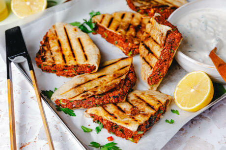 Vegane Arayes – saftige, gefüllte Pita-Sandwiches