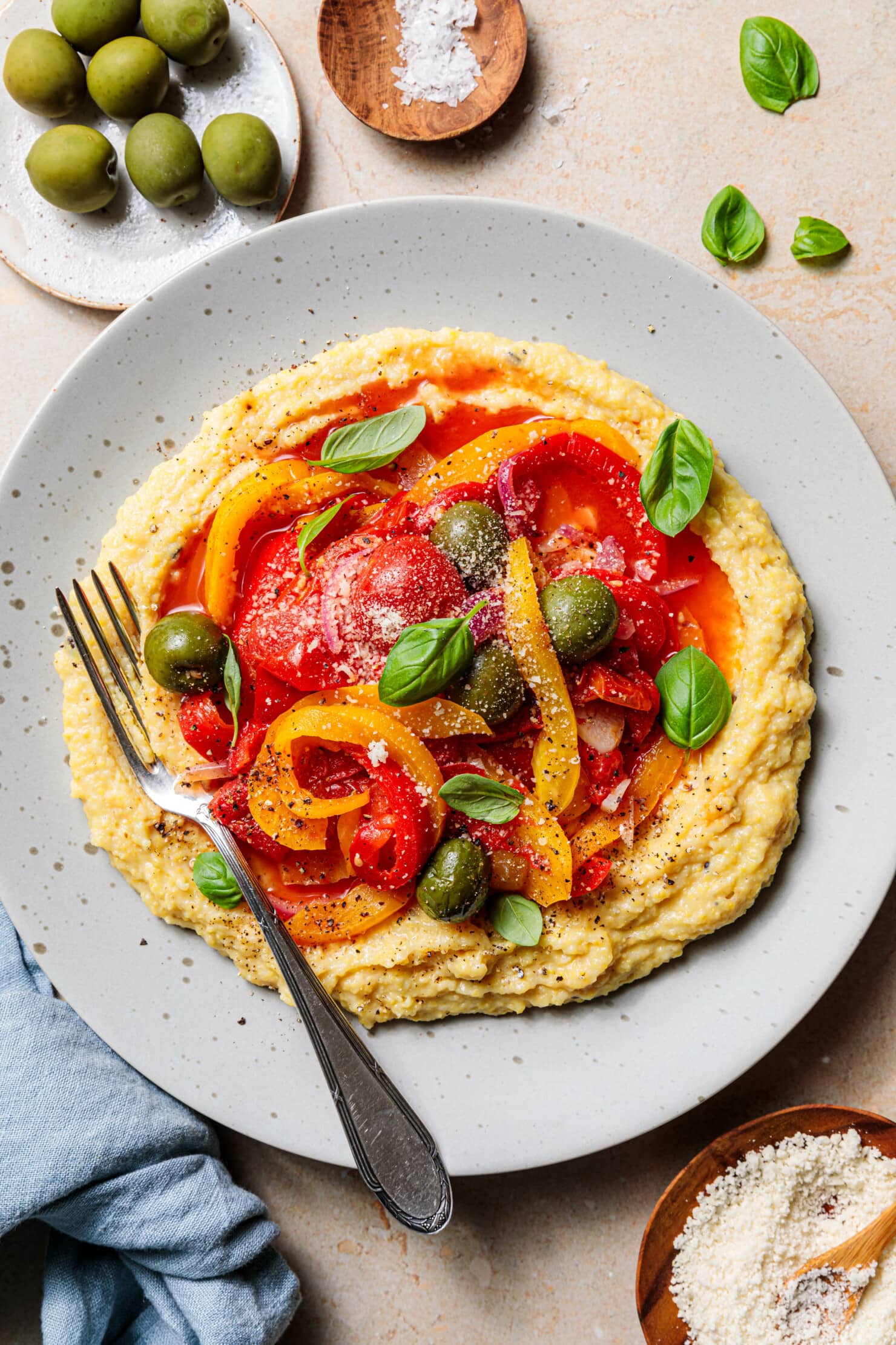 Peperonata mit Oliven und Ofen-Polenta · Eat this!