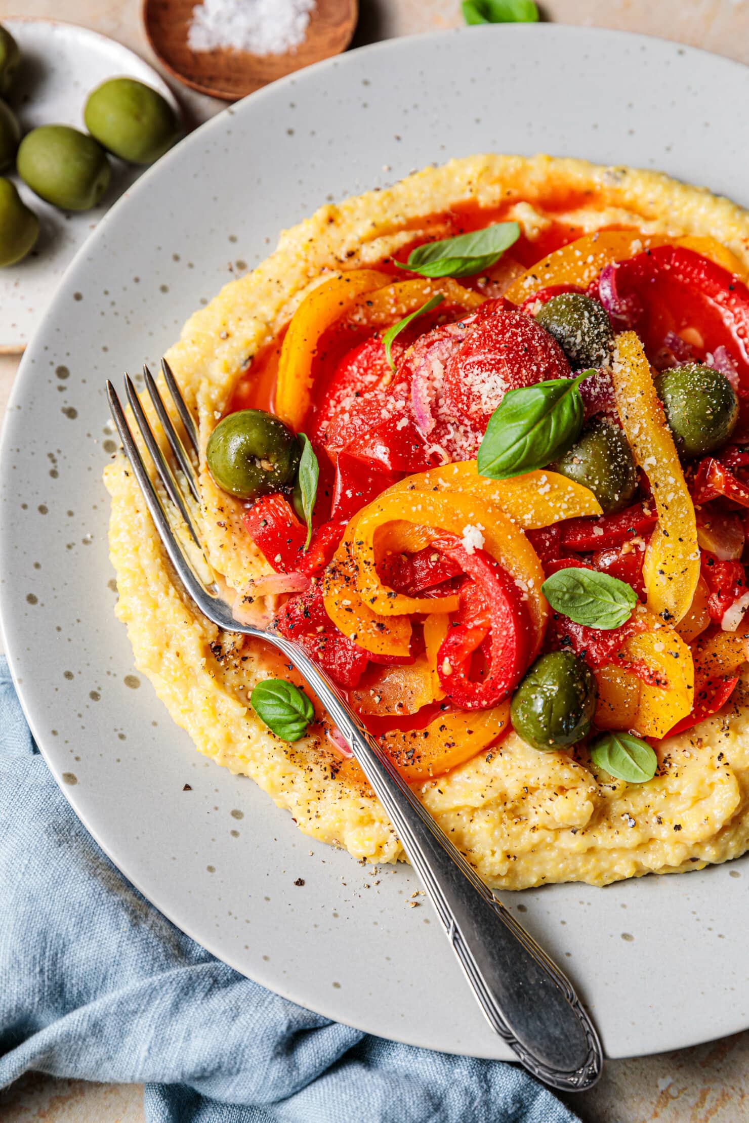 Peperonata mit Oliven und Ofen-Polenta · Eat this!