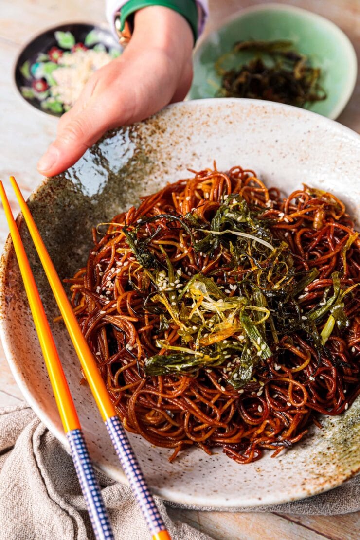 Chinesische Nudeln mit Frühlingszwiebel-Öl · Eat this! Veganes Foodblog