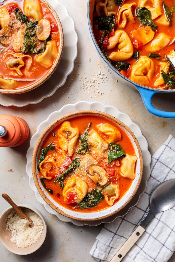 Vegane Tortellinisuppe mit Spinat & Champignons