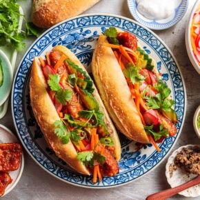Veganes Bánh mì mit Sriracha-Tofu & Radieschen-Pickles