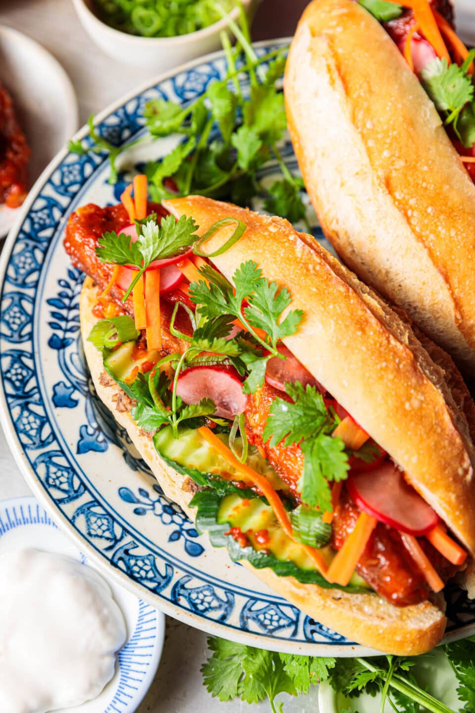 Veganes Bánh mì mit Sriracha-Tofu & Radieschen-Pickles