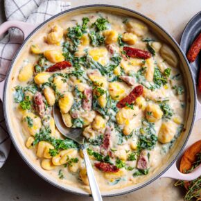 Gnocchi-Pfanne mit cremiger Blumenkohlsauce, Grünkohl und Veggie-Salami