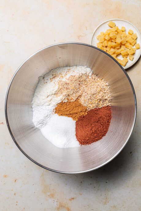 Teigzubereitung für die vegane Lebkuchentorte mit Spekulatius-Frosting