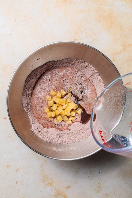 Teigzubereitung für die vegane Lebkuchentorte mit Spekulatius-Frosting