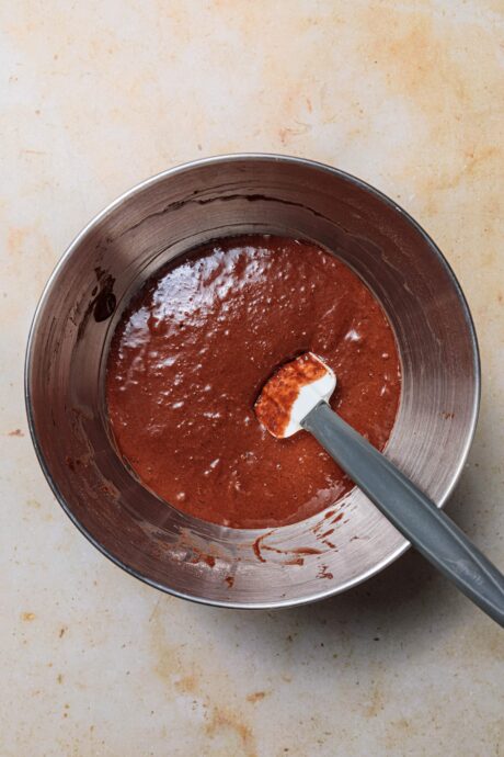 Teigzubereitung für die vegane Lebkuchentorte mit Spekulatius-Frosting