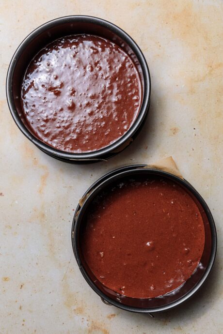 Teigzubereitung für die vegane Lebkuchentorte mit Spekulatius-Frosting