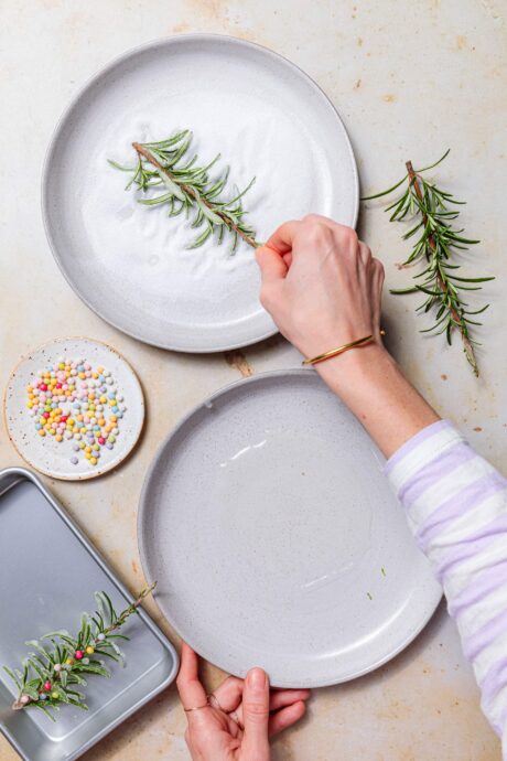 Wie man Weihnachtsdekoration aus Rosmarinzweigen herstellt