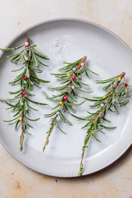 Weihnachtsdekoration aus Rosmarinzweigen