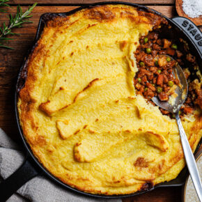Veganer Shepherd’s Pie – der britische „Hack“-Auflauf mit Kartoffelhaube