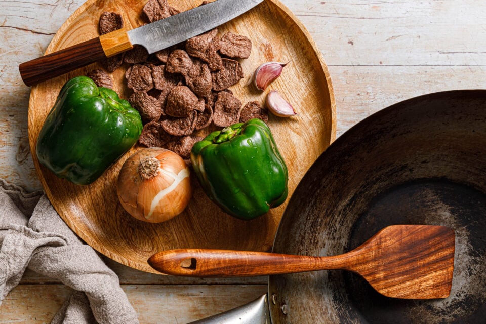 Zutaten für schnellen Wok mit Paprika und Sojaschnetzeln – veganes „Beef“ & Peppers
