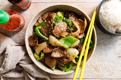 Schneller Wok mit Paprika und Sojaschnetzeln – veganes „Beef“ & Peppers