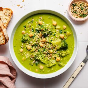 Cremige Brokkoli-Kichererbsen-Suppe mit Spinat