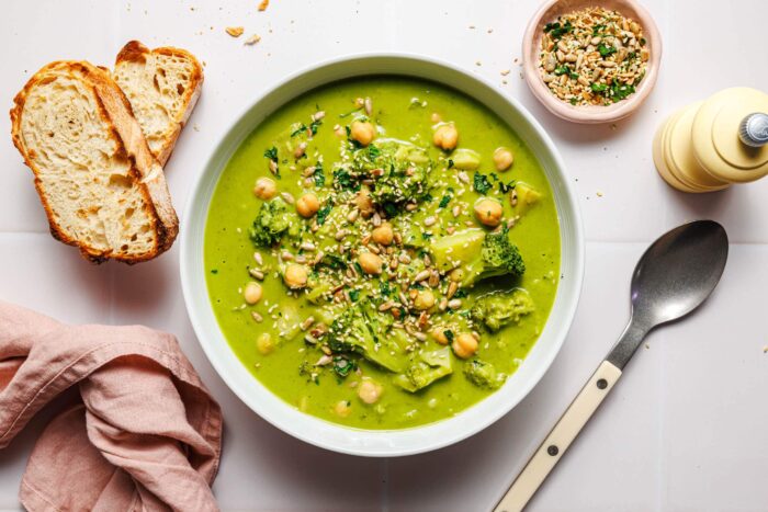 Cremige Brokkoli-Kichererbsen-Suppe mit Spinat