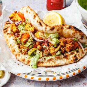 Blumenkohl-Schawarma mit Kichererbsen und grüner Tahinsauce