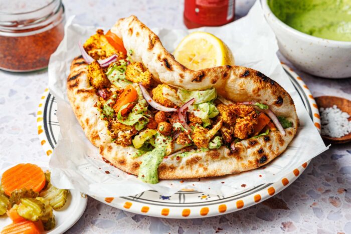 Blumenkohl-Schawarma mit Kichererbsen und grüner Tahinsauce